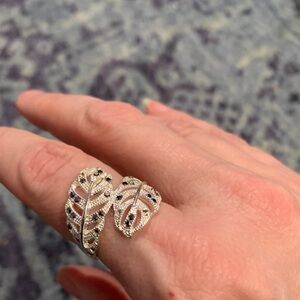 Silver tone dual leaf w bluish black crystals sz7 in good condition
